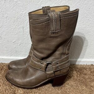 Frye women’s 6.5M Carmen harness short boots leather brown